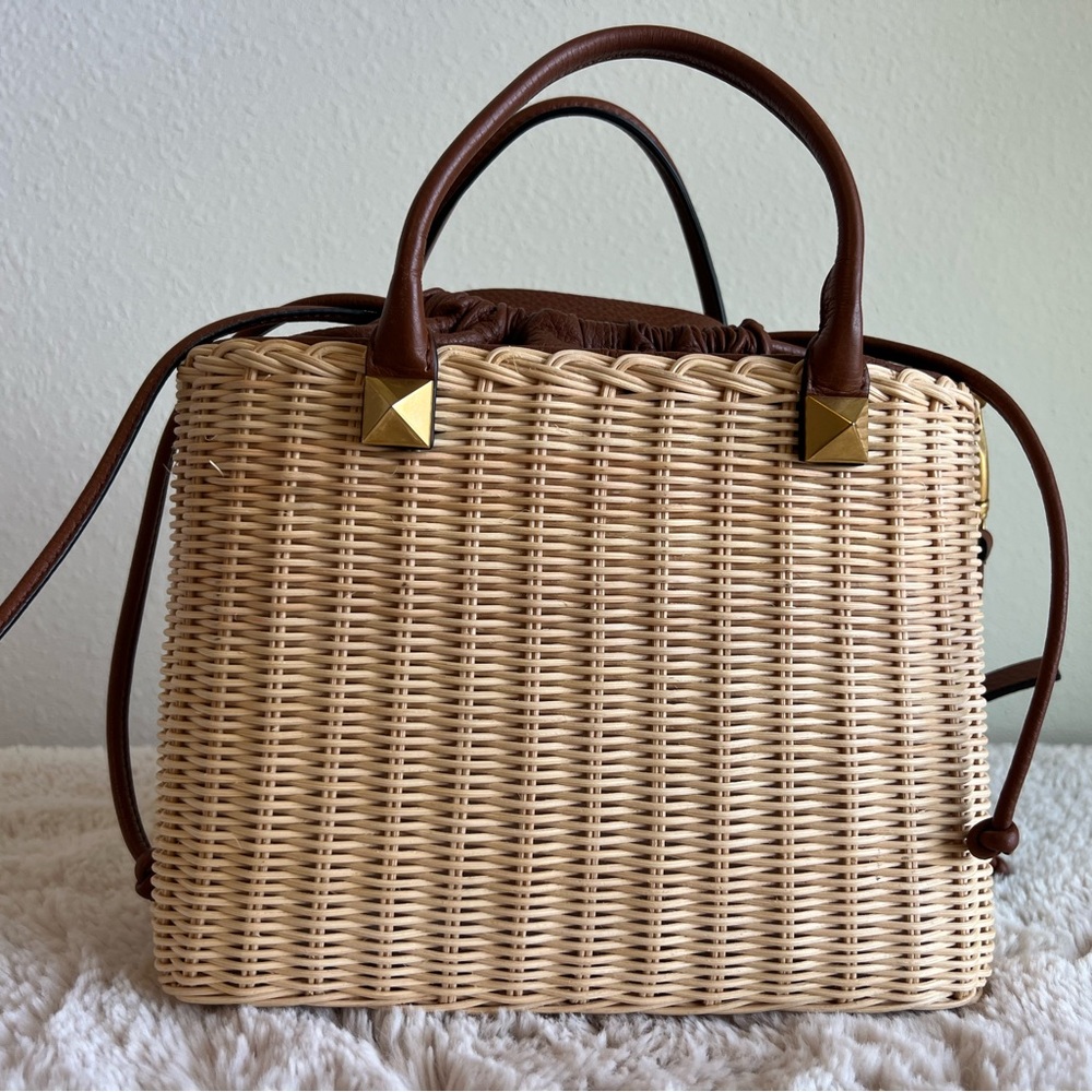 Valentino Garavani VLogo Wicker Top Handle Bag – Straw & Leather Crossbody - Picture 5 of 11